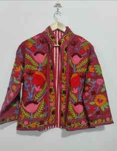 Manteau court pour femme Kantha brodé de Suzani Veste matelassée de taille libre avec cadeau de conception brodée pour elle - Product Image 1
