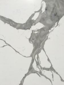 Hoja de piedra artificial Calacatta Montana de estilo moderno, suelo blanco, gris, rama fina, rayas, losas de cuarzo, encimeras naturales - Product Image 2