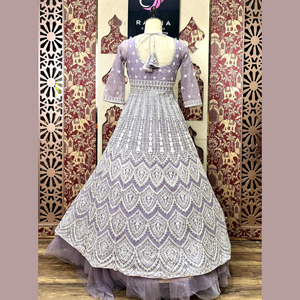 Lehenga indo แบบตะวันตกที่สง่างามสีชมพู COLOUR พร้อมด้วย chikankari มือสัมผัสการทำงานฟิวชั่นที่สมบูรณ์แบบของประเพณี - Product Image 4