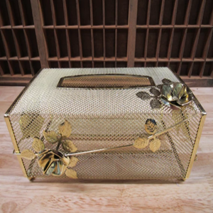 Porte-mouchoirs ovale en cristal doré, accents luxueux en perles et taille diamant, disponible à prix de gros. - Product Image 2