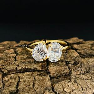 Anillo de Compromiso Toi Et Moi de Oro Sólido de 14K con Diamante Moissanita Cristiano de Corte Ovalado - Product Image 1