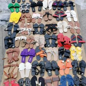 Venta Directa de Fábrica de Pantuflas Baratas para Mujer Africana Nuevas Sandalias Planas de Playa de Moda para Verano en Stock al Por Mayor - Product Image 1