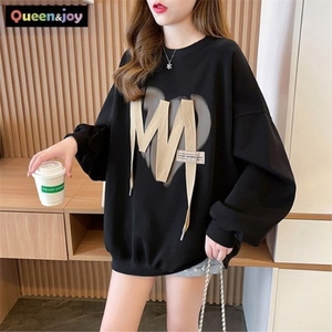 Qnjoy สเวตเชิ้ตโอเวอร์ไซส์ลายจุดริบบิ้นหัวใจ, เสื้อสเวตเตอร์คอกลมน่ารักสไตล์สตรีทพร้อมริบบิ้น3D ดีไซน์ทรงหลวม - Product Image 3