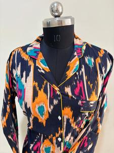 Blusa de satén floral negra elegante para mujer con manga larga con botones Noir Blossom Silk-Feel Top Sexy ODM Garden Print Shirt - Product Image 5