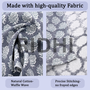 Serviette de cuisine en coton gaufré bleu délavé à la pierre, imprimée à la main, écologique, à séchage rapide et absorbante, de la marque Ridhi - Product Image 3