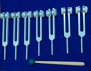 Ensemble de 8 diapasons lestés pour la thérapie sonore, guérison des chakras, cœur, troisième œil, sacral - Product Image 3