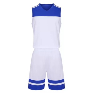 Ensemble d'uniformes de basket-ball d'été pour hommes pour les sports d'équipe, offrant un maillot et un short personnalisés, respirant, 100% polyester pour les entraînements - Product Image 2
