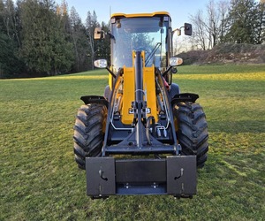 Chargeuse sur pneus JCB 2025 AGRI 409 avec boîte de vitesses moteur et composants de base, y compris cylindre hydraulique et moteur de marque Parker - Product Image 1