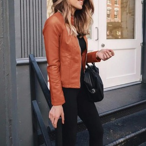 แจ็คเก็ตหนังมีฮู้ดสำหรับผู้หญิงหมวกที่ถอดออกได้ซิปแขนยาวผ้ากำมะหยี่ทรงสลิมฟิตแจ็กเก็ตมอเตอร์ไซค์ฤดูหนาว - Product Image 1