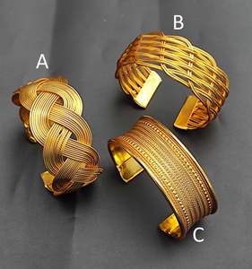 Bracelet jonc élégant en laiton plaqué or, durable, pour femme, idéal pour les mariages et les occasions festives - Product Image 5