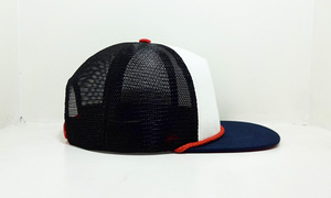 Casquette Snapback ajustable à 5 panneaux en maille à bord plat Logo personnalisable Style de mode jeune et énergique pour adultes Performance en plein air - Product Image 5