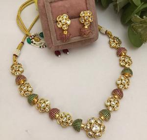 ชุดสร้อยคอพร้อมต่างหูชุบทองคุณภาพพรีเมียม ดีไซน์แบบ Polki Kundan เหมาะสำหรับงานแต่งงาน สำหรับผู้หญิง - Product Image 1