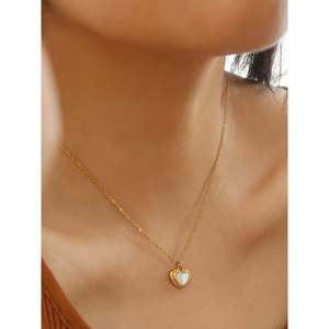 Collana con Ciondolo a Cuore Placcato Oro e Madreperla, Antiossidante, Regalo per Lei, con Catena Lunga per Maglione - Product Image 2