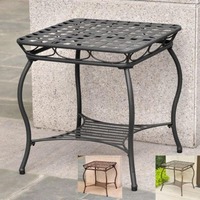 Table d'appoint en fer de style industriel avec plateau en verre récupéré et base soudée adaptée aux appartements loft ou aux intérieurs rustiques
