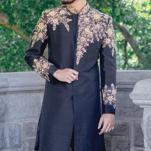 SUPERBE & ÉLÉGANTE BRODERIE ZARI OR SUR SHERWANI NOIR AVEC ROBE PANTALON pour FÊTE/MARIAGE @ 2023 - Product Image 1