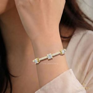 Bracelet de mariage en or massif à dos plat, avec bande pavée de diamants, style solitaire trio, directement de l'usine - Product Image 1