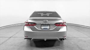 ใช้สำหรับรถยนต์ Camry SE 4 ประตู ซีดาน เครื่องยนต์เทอร์โบ ภายในสีเข้ม เบาะหนัง พวงมาลัยซ้าย ล้อแม็ก R19 ปี 2020 เกียร์อัตโนมัติ หลังคาซันรูฟ ขับเคลื่อนล้อหน้า - Product Image 2