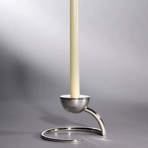 Bougeoir classique en métal avec un design intemporel parfait pour les collections vintage et les intérieurs inspirés du patrimoine - Product Image 1