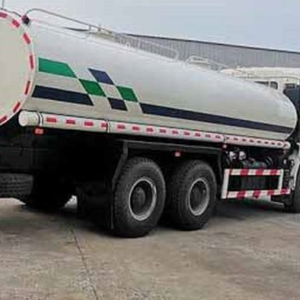 Camiones cisterna usados de primera calidad Motor diésel Transmisión manual Material de acero 6x4 6x6 Rueda motriz Capacidad de almacenamiento de combustible de agua - Product Image 4