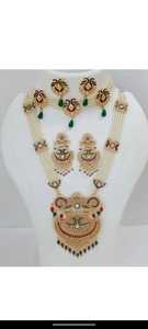 Ensemble de collier en perles Kundan de luxe - Product Image 4