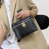 Meilleur prix étui de train de voyage pour femmes organisateur en cuir sacs et étuis à cosmétiques avec fermeture à glissière pour le rangement du maquillage et les outils