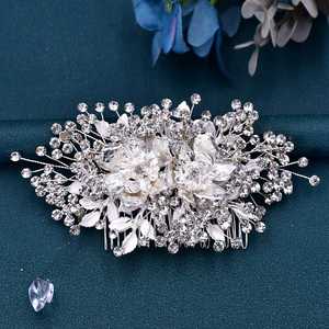 Peineta Bridella BHP352 con Pedrería Plateada, Accesorio para el Cabello con Ajuste Cómodo para Bodas, Fiestas y Eventos Formales - Pedrería Duradera - Product Image 6