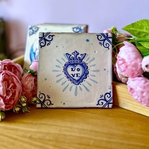 Azulejos de <span class=keywords><strong>Cerámica</strong></span> Azul Estilo Portugués Hechos a Mano, Diseño Único Retro en Forma de Corazón, Decoración Rústica para Interiores - Product Image 1