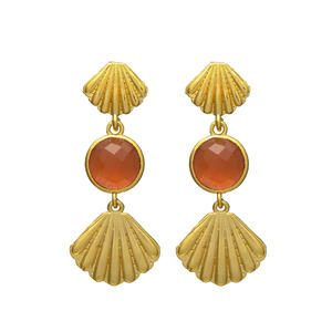Pendientes colgantes de diseñador en tono dorado con diseño de concha marina, pendientes de latón con piedras preciosas de ónix rojo - Product Image 1