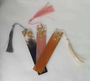 Marcapáginas de resina hecho a mano con flores secas y purpurina, marca de libro de resina epoxi única, regalo para lectores, estudiantes, profesores - Product Image 3