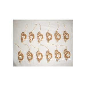 Ornement de Noël le plus populaire, léger, avec des perles dorées Zari et des étoiles blanches, broderie à la main Zari, travail de perlage - Product Image 1