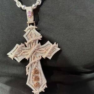 Tendance Pendentif en diamant Moissanite en or blanc 14 carats Design croisé personnalisé avec clarté VVS améliorée pour hommes et femmes pour les fêtes - Product Image 1