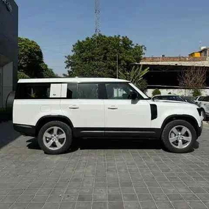Land Rover Defender 2024 SUV/Crossover Usado, Transmisión Manual/Automática, Diésel 4L, Asientos de Cuero, Cámara Trasera Izquierda - Product Image 3