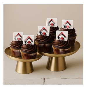 แท่นวางเค้กโลหะตกแต่งสีทองเป็นแพลตฟอร์มที่สมบูรณ์แบบในการแสดงคัพเค้กของคุณด้วยความซับซ้อนและไหวพริบ - Product Image 1