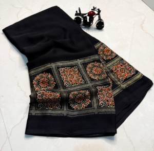 Saree Premium Saree en mousseline de soie mousse épaisse avec bordure en satin Zari et impression numérique saree blanc vêtements ethniques en gros - Product Image 1