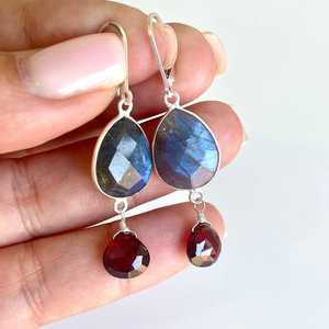 Boucles d'oreilles décontractées en labradorite et grenat, forme goutte, rouge et bleu, fermoir à levier, en argent sterling 925, pierre de naissance de janvier, dureté double. - Product Image 1