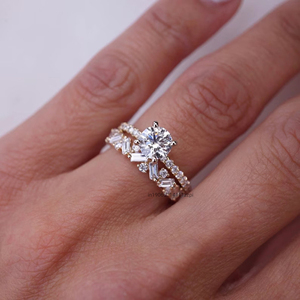 Baguette de estilo vintage de 1,26 quilates y banda de media eternidad de moissanita redonda en oro blanco de 14 quilates, elegante anillo de bodas apilable para ella - Product Image 3