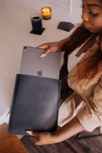 Housse pour ordinateur portable Macbook LS-0108 en cuir galet rose avec logo personnalisé authentique pour femmes - Product Image 6