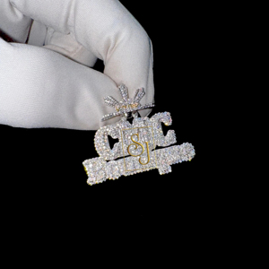 แผ่นป้ายโค้งสีเงิน925เย็นปรับแต่งได้พร้อมโลโก้สร้อยคอประกันเพชรมอยส์ซอไนท์ของขวัญจี้ฮิปฮอปส่องแสงเป็นประกายระยิบระยับ - Product Image 1