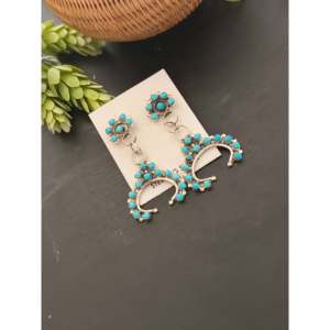 Boucles d'oreilles pendantes Joan Cheama en turquoise Kingman et argent sterling, motif floral - Product Image 4