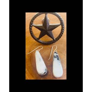 Boucles d'oreilles pendantes Navajo en argent sterling et buffle blanc avec placage or, forme goutte d'eau, perle et diamant, pour mariages et fêtes - Product Image 1