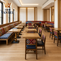 Ensemble de mobilier de restaurant d'hôtel de style bohème personnalisé, table à manger rembourrée, chaises en bois pour projet hôtelier