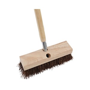 Brosse de terrasse Boardwalk de 10 pouces avec poils en palmier brun de 2 pouces, tête de brosse pour terrasse et balai d'extérieur - Product Image 2
