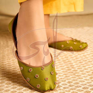 Best Selling Women <b>Khussa</b> High Quality Anti-Slippery Genuine Leather Upper Raw Silk Lining Customizable Outdoor Footwear - Product Image 4