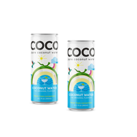 Une boisson naturelle de la nature: l'eau de coco en conserve