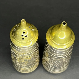 Par de botes de sal y pimienta de latón elegantes personalizables para cenas gourmet y decoración temática de cocina étnica - Product Image 1