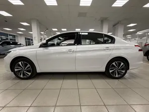 2022 DUNFENG Fkag Sedan AWD Lithium <b>Battery</b> R18 Tires Double Drive Motor Leather Seats Rear <b>Camera</b> Panoramic Sunroof LED - Product Image 6