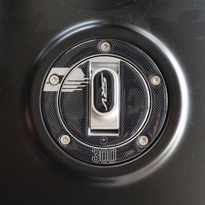 Adesivi Protettivi 3D Personalizzati per Tappo Serbatoio Moto, Compatibili con QJ Motor SRV 300 - Product Image 1