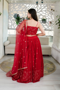 Lehenga choli rouge avec broderie florale et dupatta, ensemble ethnique en gros pour les fêtes et les mariages en vrac. - Product Image 6