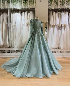 Vestido de Novia de Satén Marroquí de Lujo para Fiesta Formal Adornado con Delicados Patrones y Adornos Audaces para una Elegancia Atemporal - Product Image 2