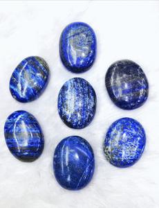 Pierre de paume en lapis-lazuli - Cristal naturel pour soulager l'anxiété, la méditation et la guérison des chakras - Améliore la clarté, la sagesse - Product Image 3